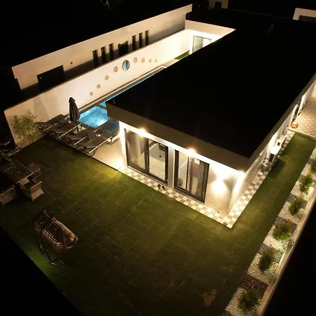Twin House 호텔